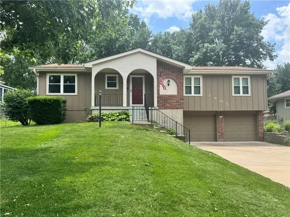 1905 SW Ensley Ln, Lees Summit, MO 64081