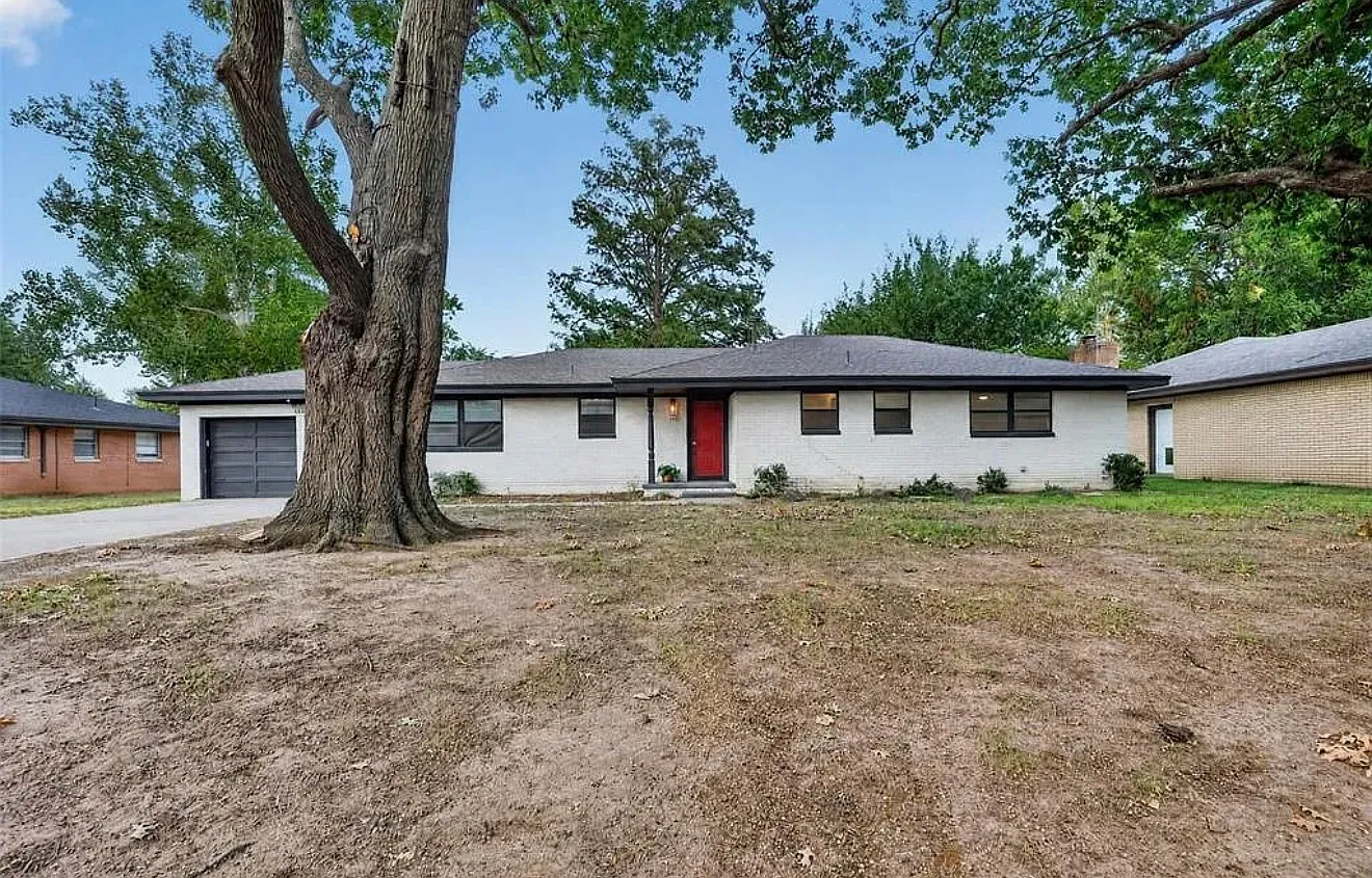3 bed, 2386 sqft, $1,999 — Photo 1