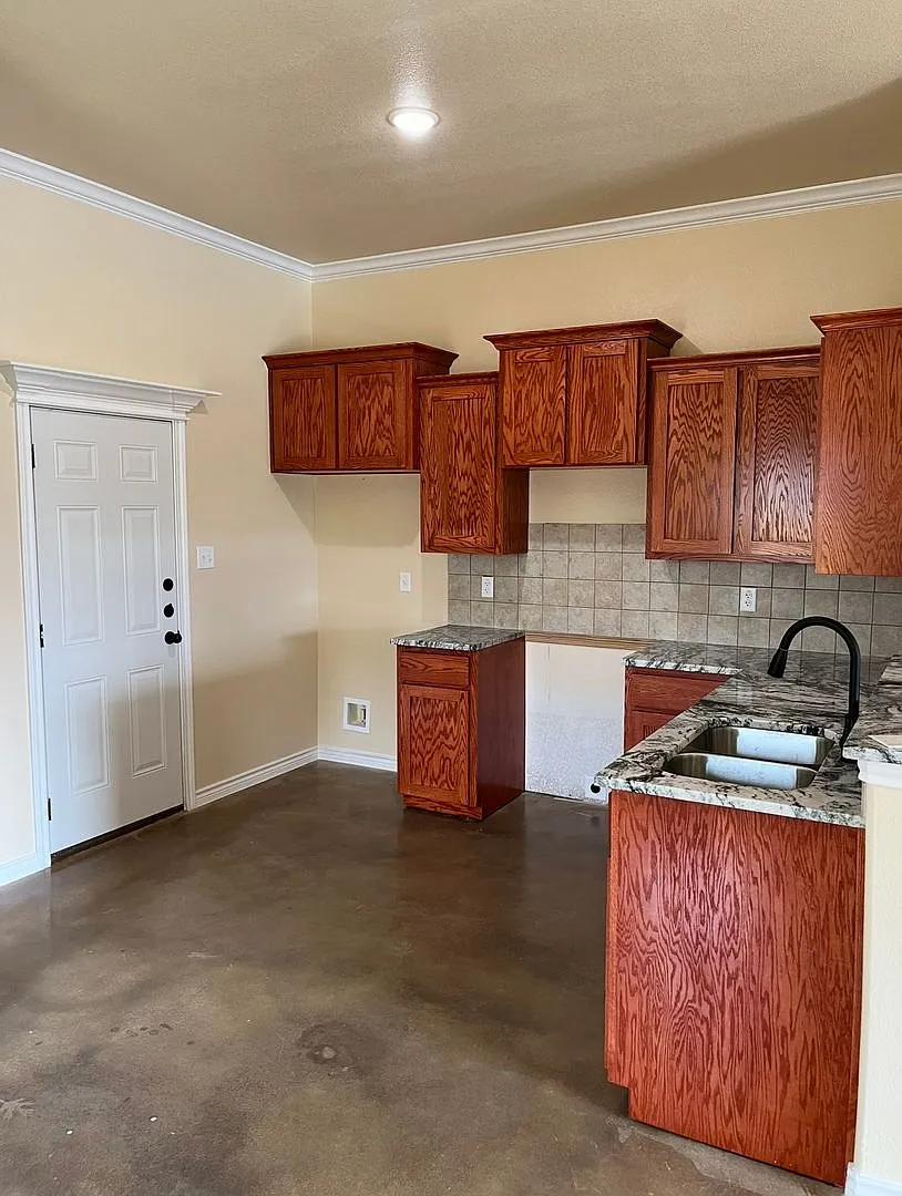 215 W Dunn Ave — Photo 2