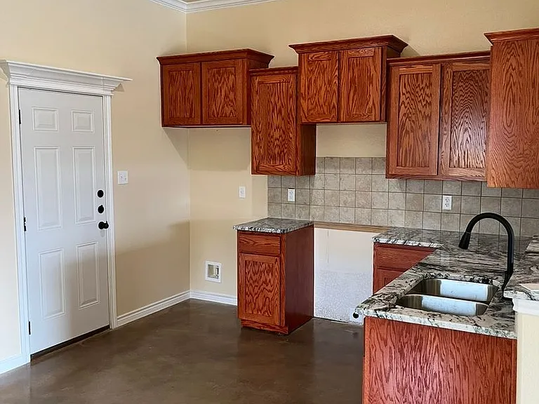 215 W Dunn Ave — Photo 2
