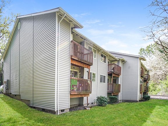 2nd image of 1680 SE Crystal Lake Dr Unit E