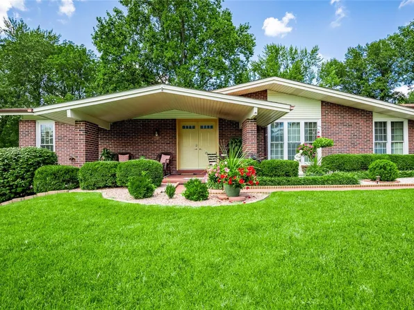 3 Country Club Ct, Florissant, MO 63033