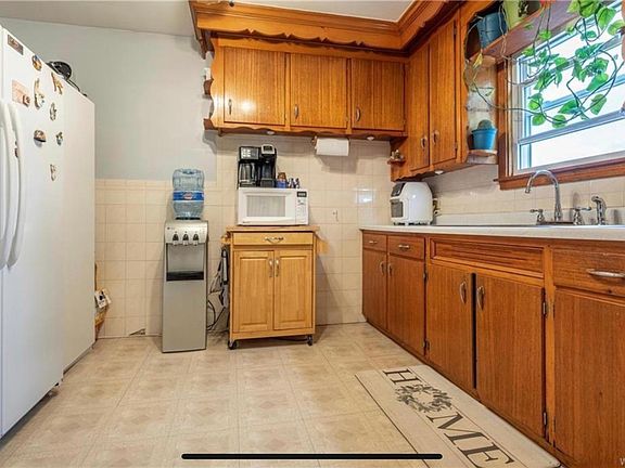5th image of 2251 Woodlawn Ave #4