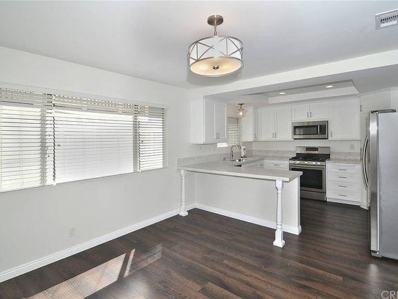 4th image of 12358 Moorpark St Unit 9