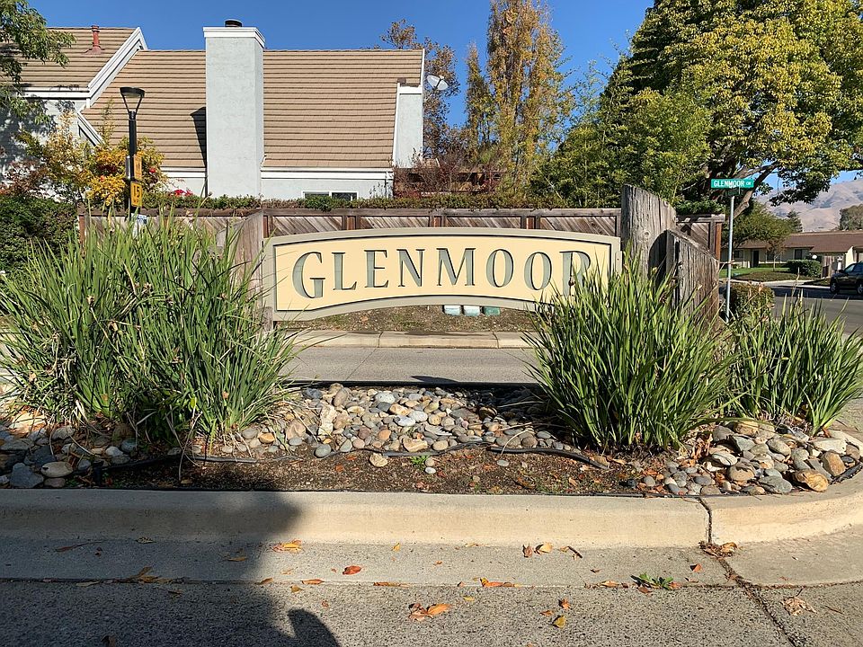 1st image of 425 Glenmoor Cir