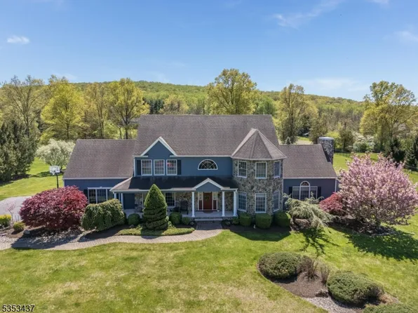 7 Deer Run, Clinton Twp., NJ 08833