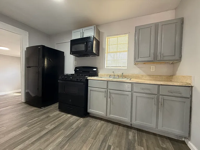 650 Riverside Dr — Photo 4