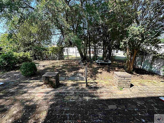 5th image of 711 Olive St