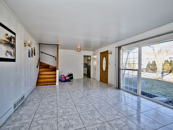 3rd image of 7014 N Kilbourn Ave