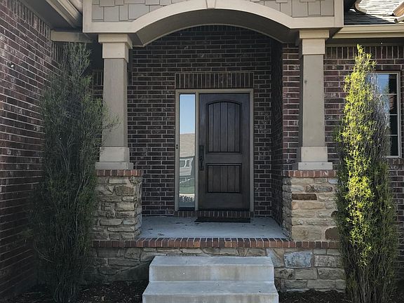 3rd image of 617 N Lakecrest Cir