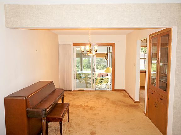 4th image of W154N11631 Daniels Dr