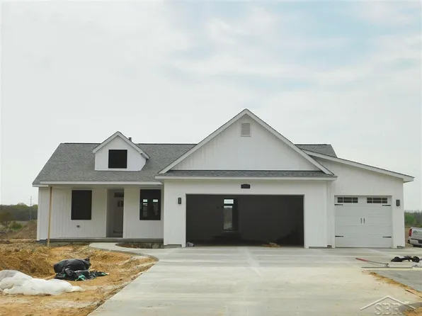 8399 Ohern Rd, Saginaw, MI 48609