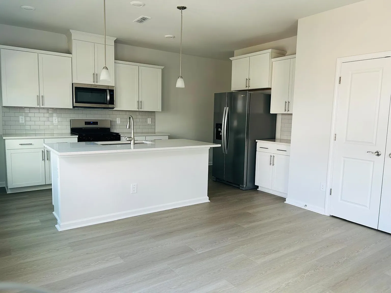 4 bed, 3.5 bath, 2156 sqft, $2,300 — Photo 3