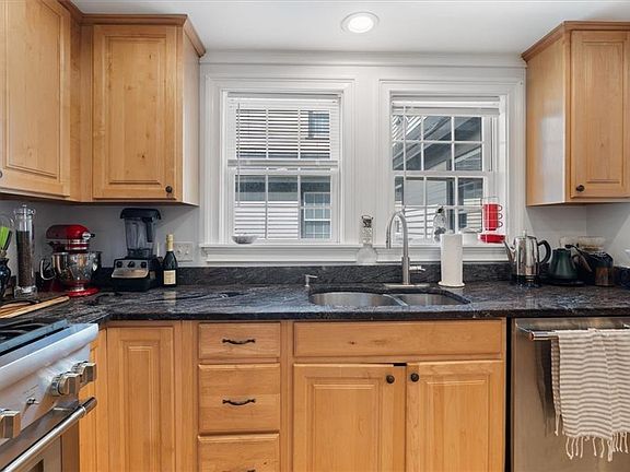 5th image of 17 Bank St Unit D