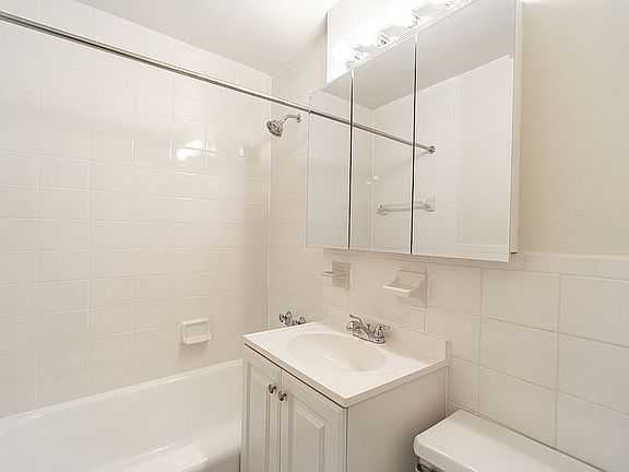 5th image of 104-60 Queens Blvd #5T
