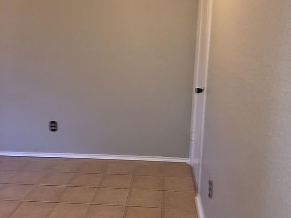 5th image of 901A NW Summercrest Blvd #1