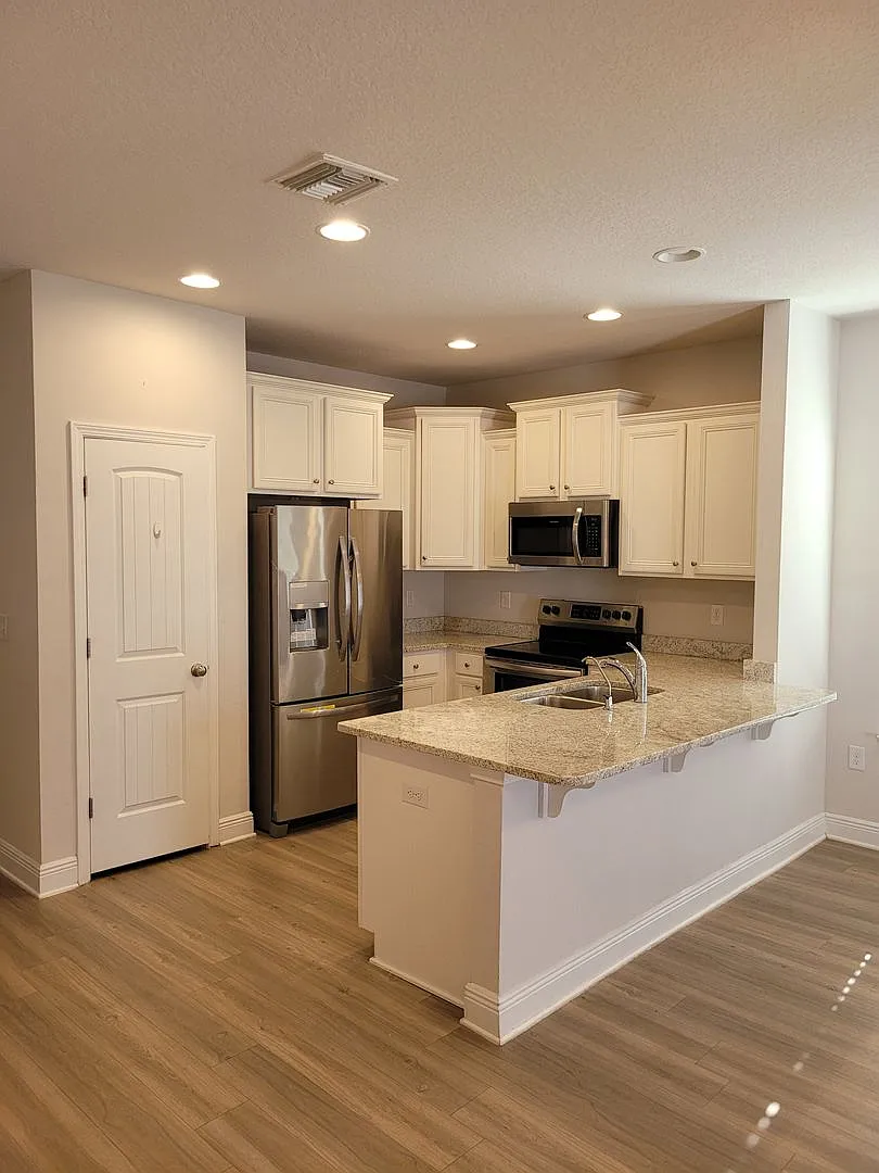 Hathaway Townhomes 3 bedroom 2.5 Bath 1 car garage. End Unit! — Photo 4