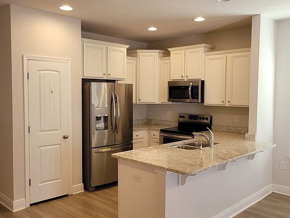 4th image of 1933 Pointe Dr