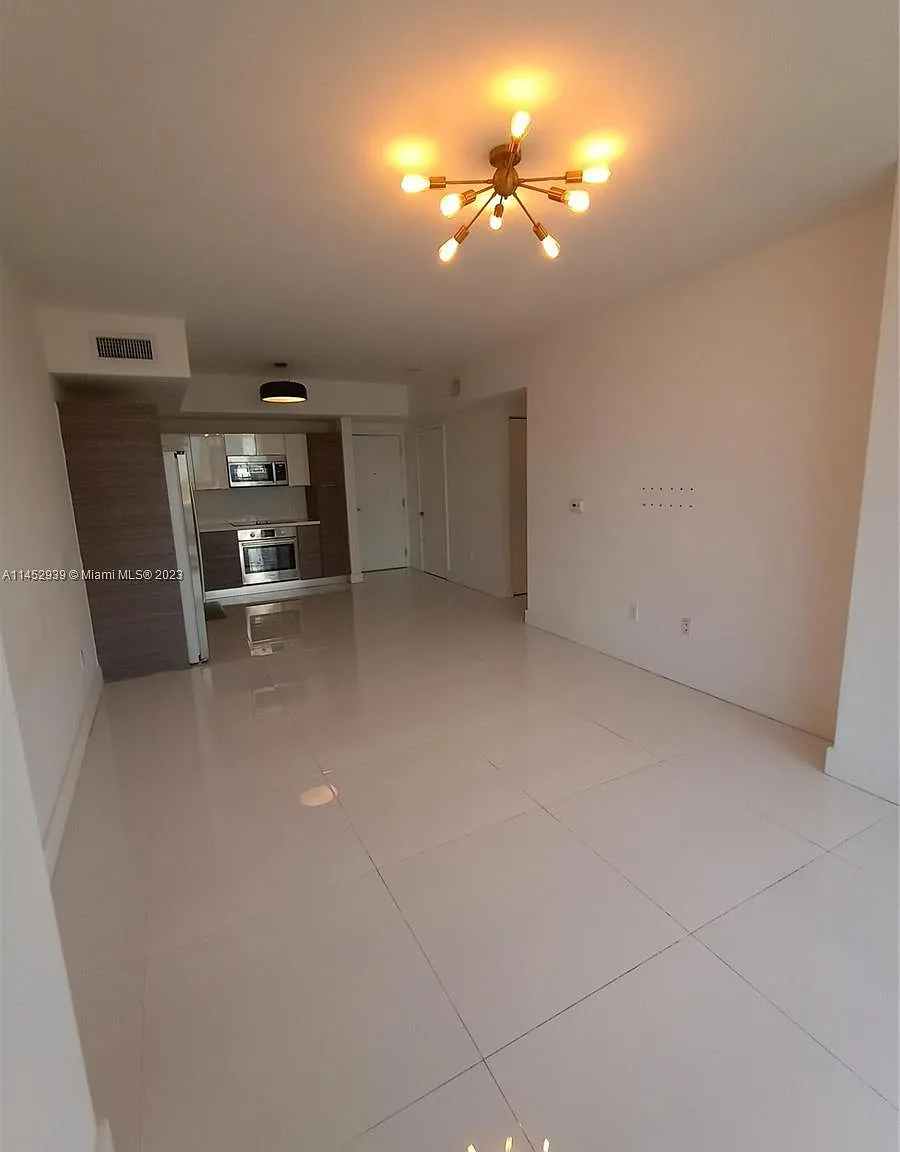 2 bed, 940 sqft, $3,900 — Photo 4
