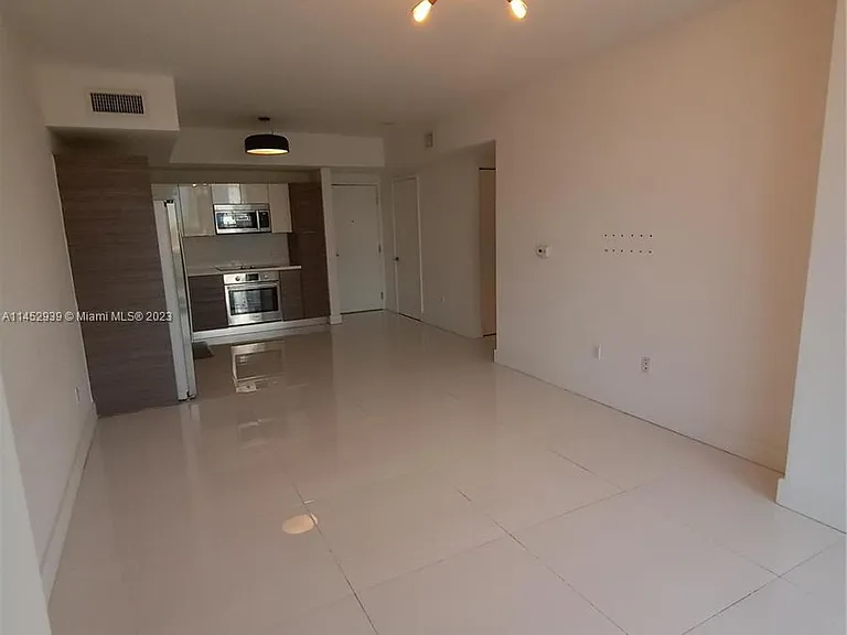 1010 SW 2nd Ave #1806 — Photo 4