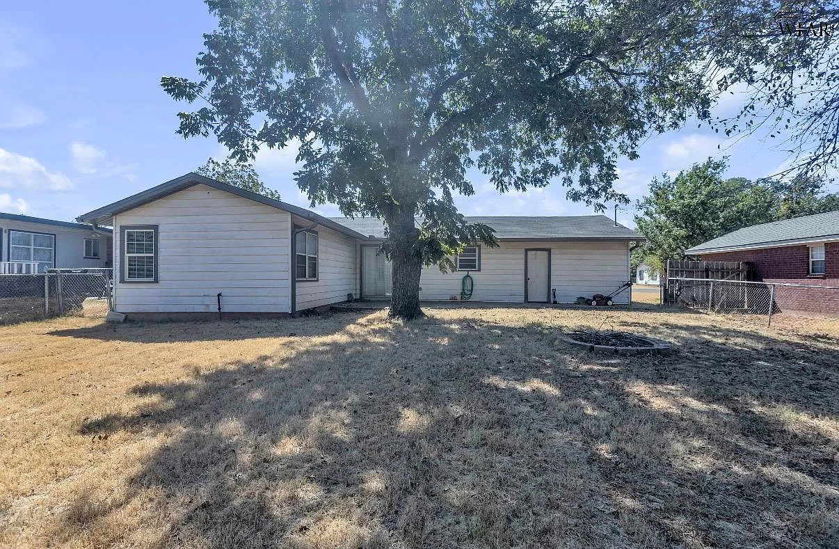 3 bed, 1.0 bath, 1194 sqft, $1,350 — Photo 2