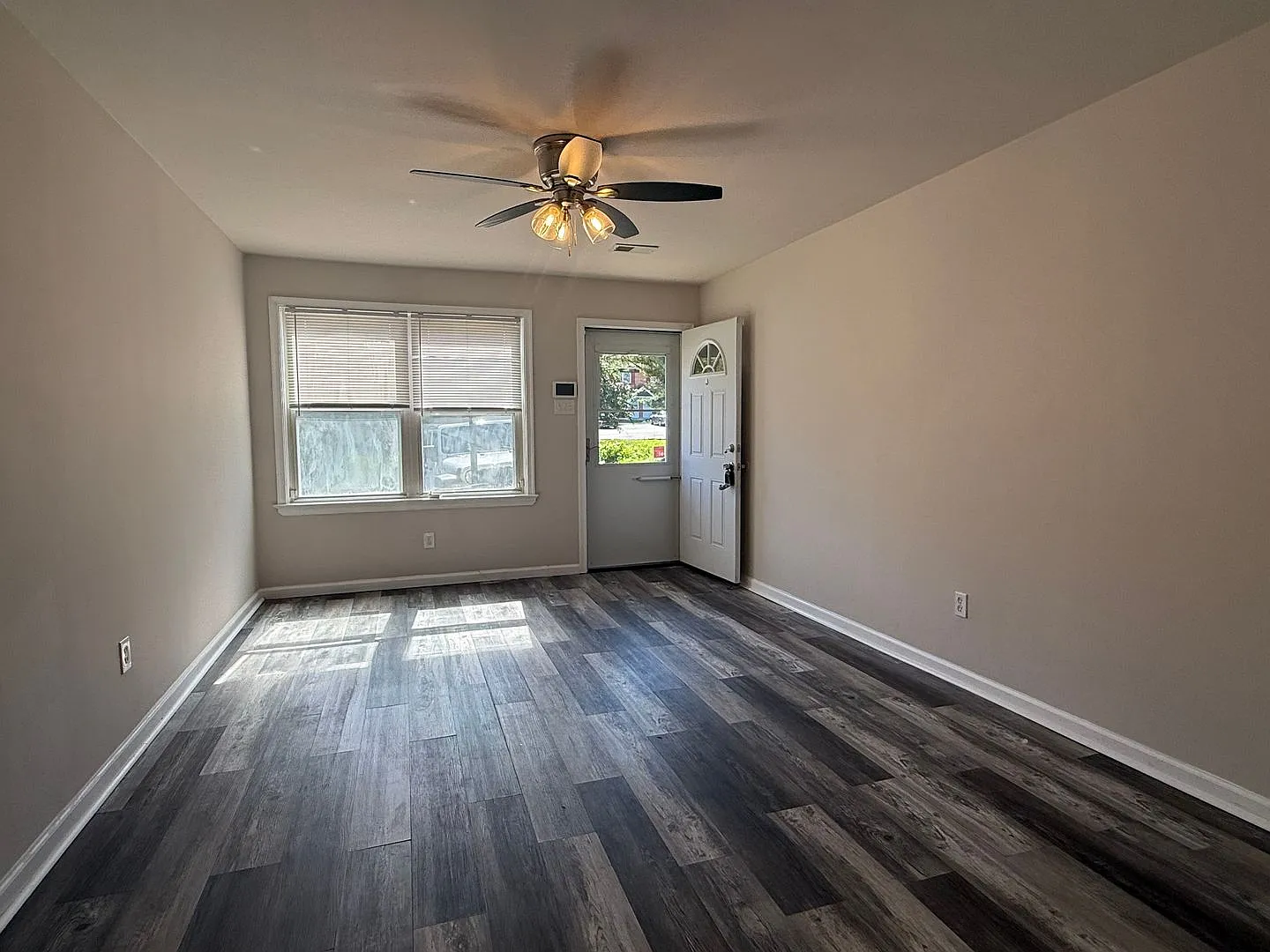 3 Bed townhome - Brookhaven — Photo 3