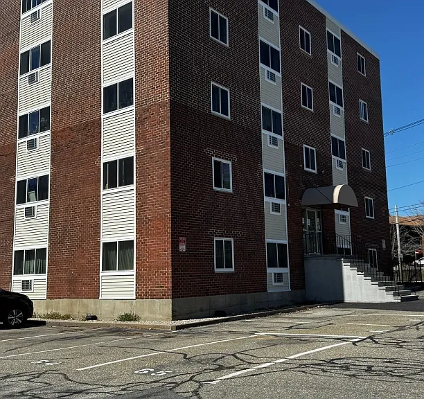 215 Winter St #4N — Photo 2
