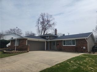 6101 Woodbury Hills Dr, Parma, OH 44134