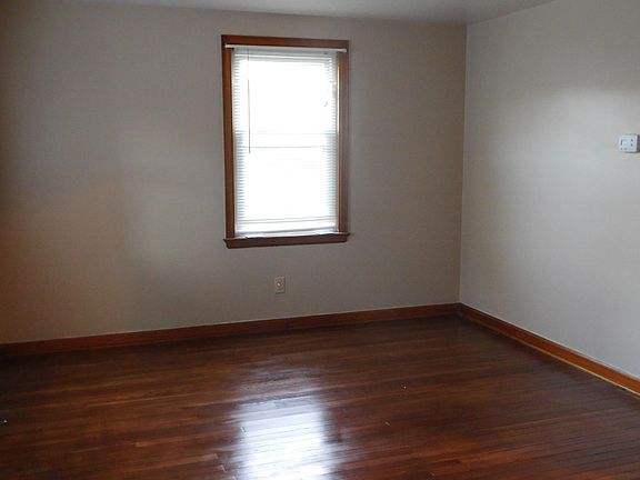 5th image of 338 Heaslett Ave