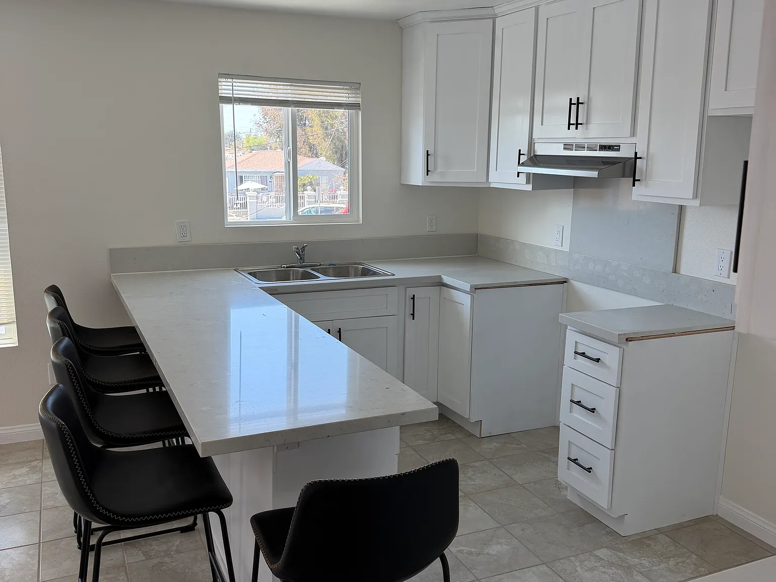 3 bed, 950 sqft, $3,200 — Photo 4