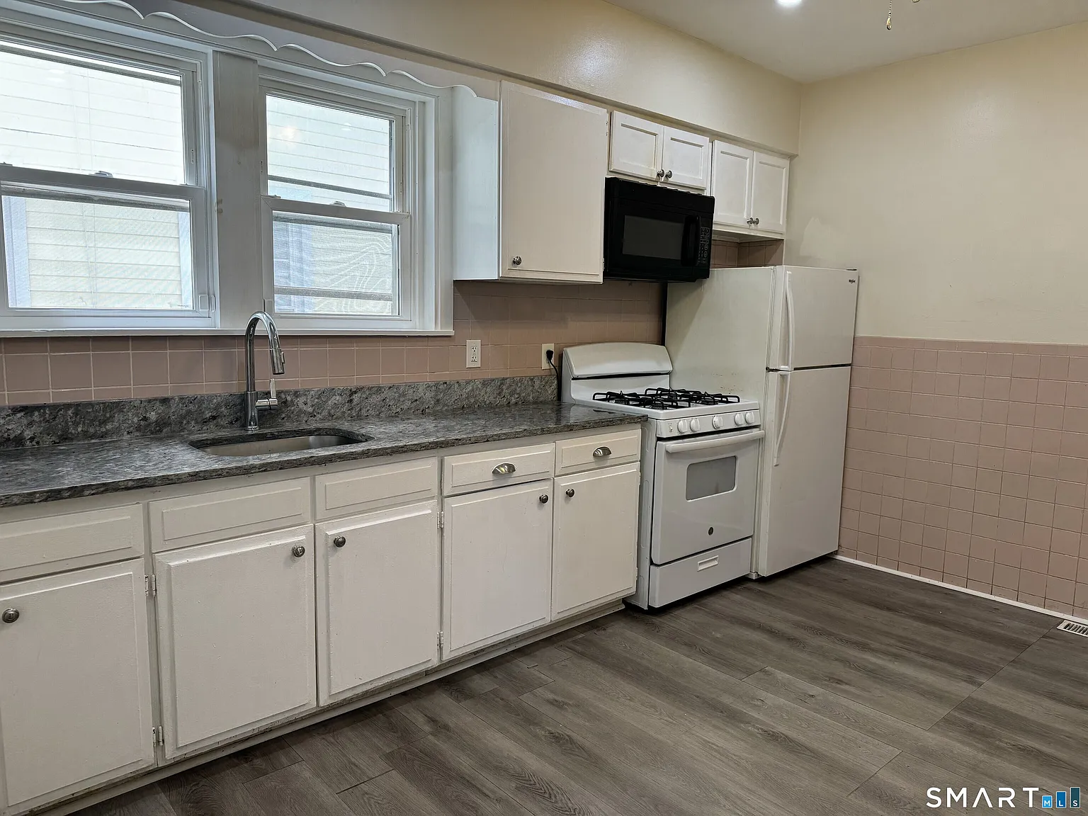 2 bed, 1.0 bath, 818 sqft, $1,875 — Photo 2