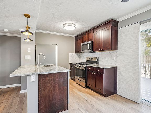 3rd image of 5049 Stoneybrook Blvd