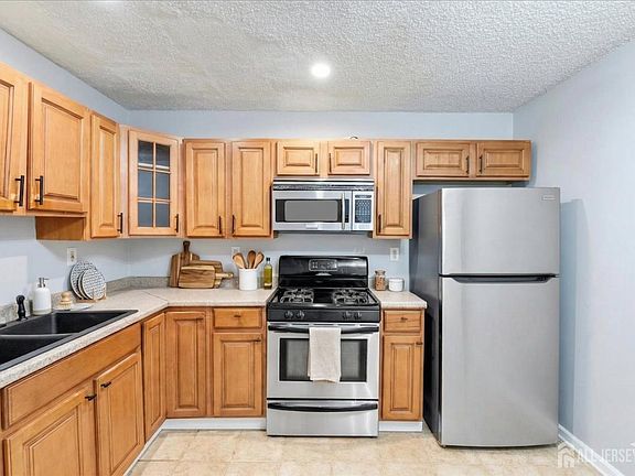 5th image of 28 Boston Ct