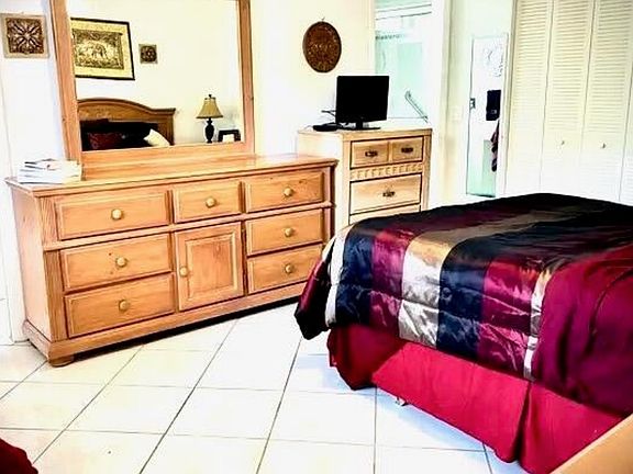 3rd image of 625 Burgundy N