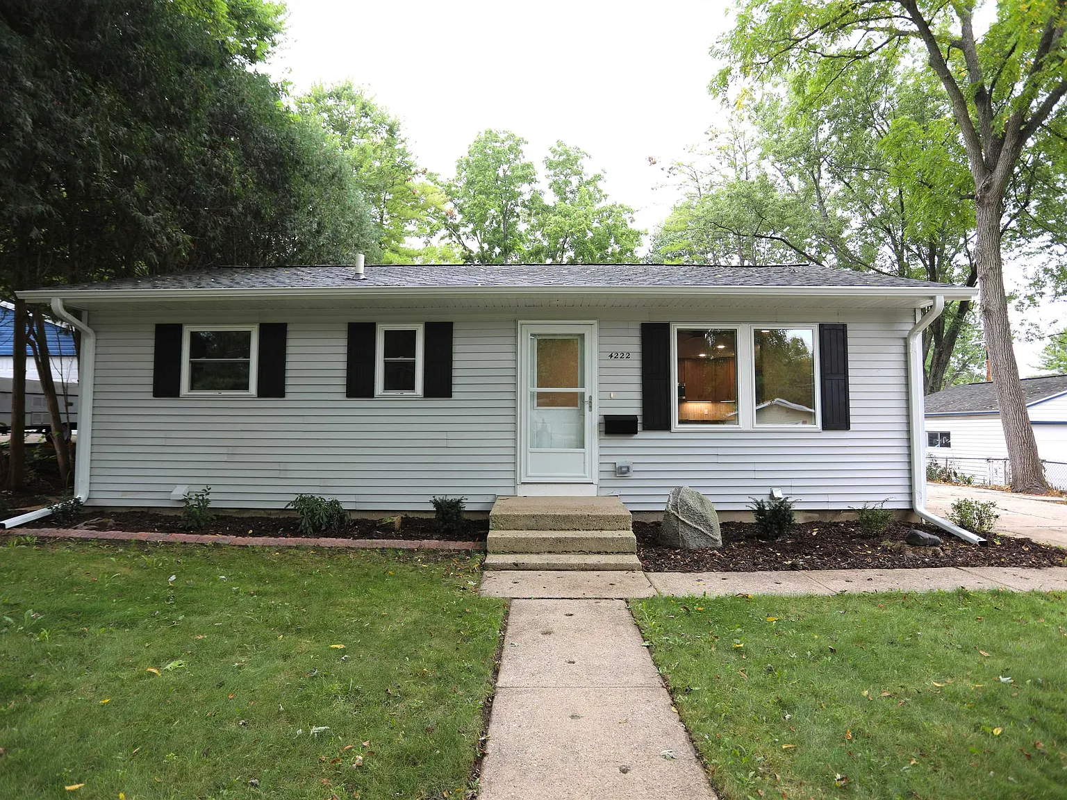 3 bed, 2.0 bath, 1437 sqft, $2,100 — Photo 2