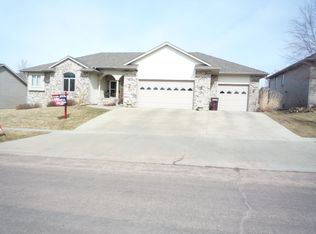 2300 E Pebble Beach Ln, Brandon, SD 57005