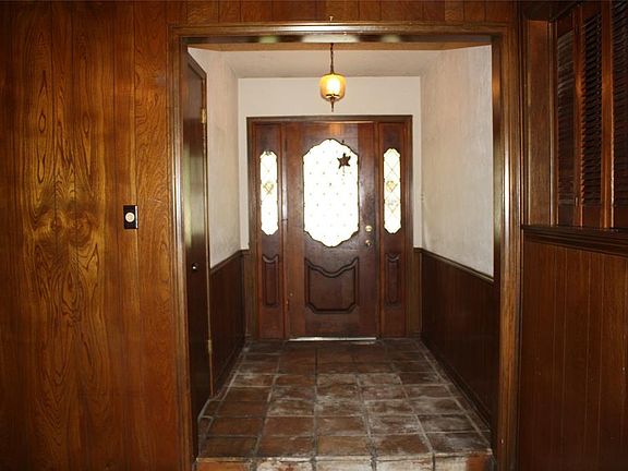 2nd image of 1104 Greenbriar Dr