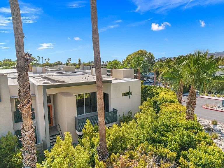 110 The Riv — Photo 37