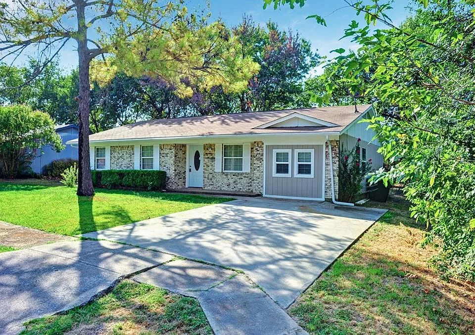 302 E Kansas St