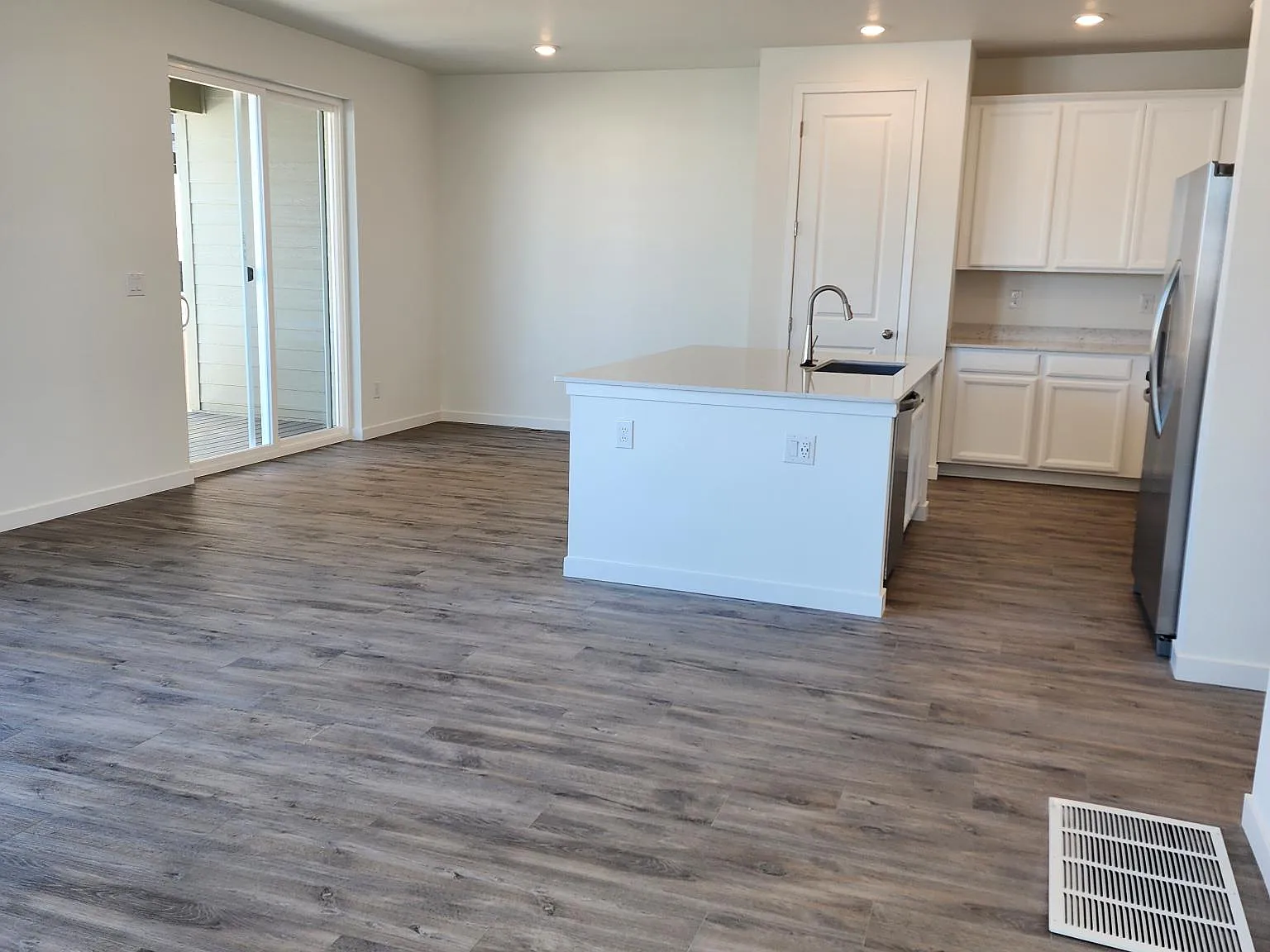 3 bed, 2.5 bath, 2564 sqft, $2,950 — Photo 2