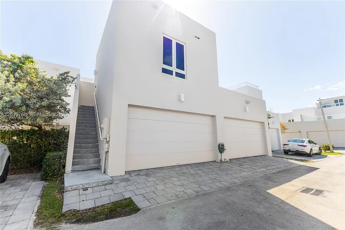 Building Photo - 6440 NW 103rd Psge #REAR
