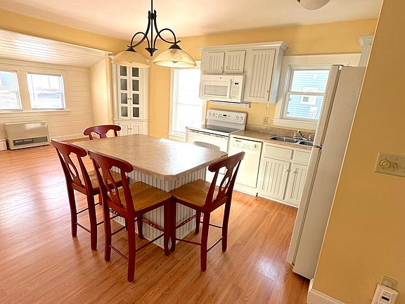 4th image of 119 E Grand Ave #201