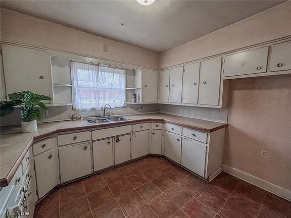 3rd image of 600 Robinette Ct