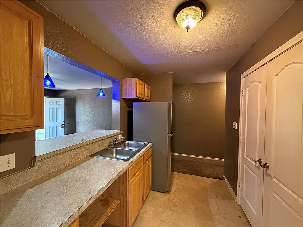 2 bed, 1.0 bath, 1030 sqft, $1,100 — Photo 2
