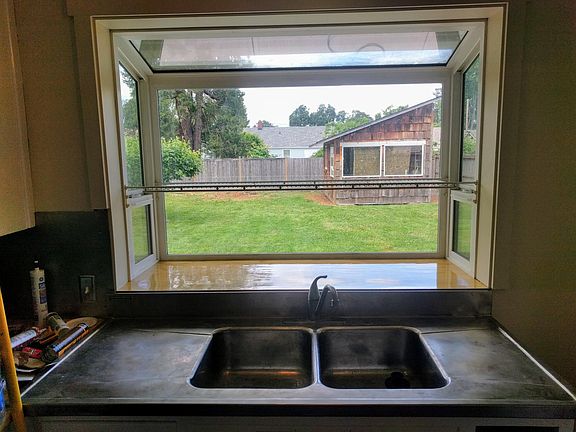 Kitchen garden window