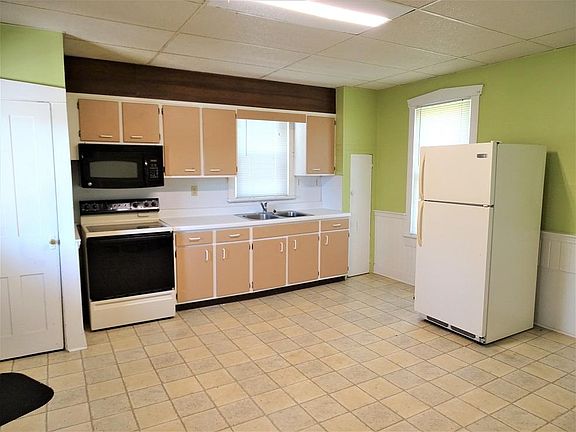 5th image of 456 E Main St