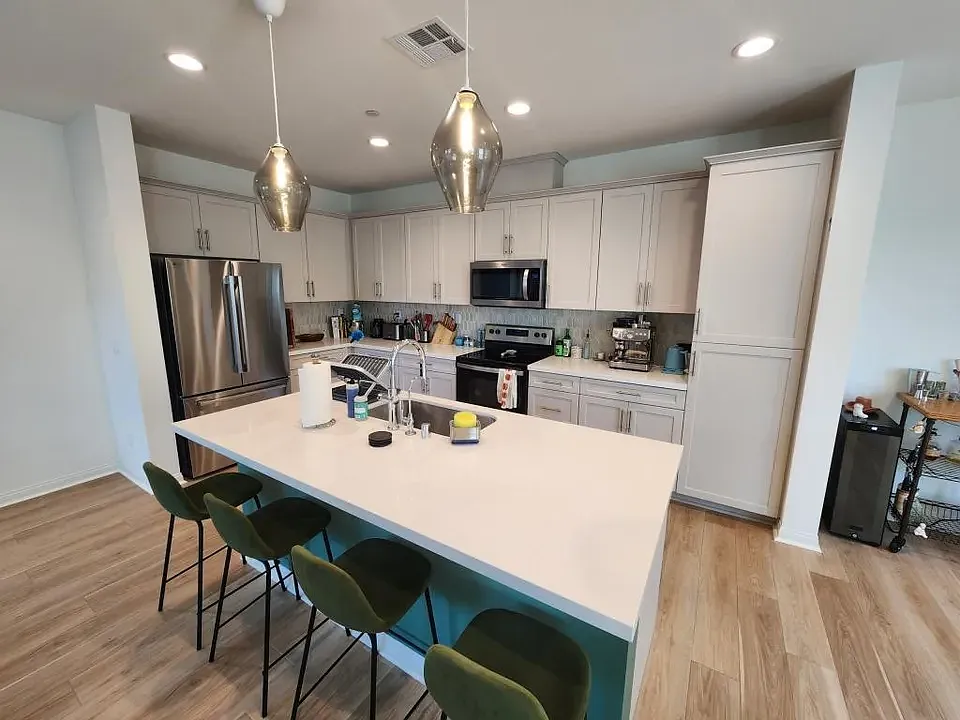 3 bed, 2.5 bath, 1918 sqft, $3,950 — Photo 4
