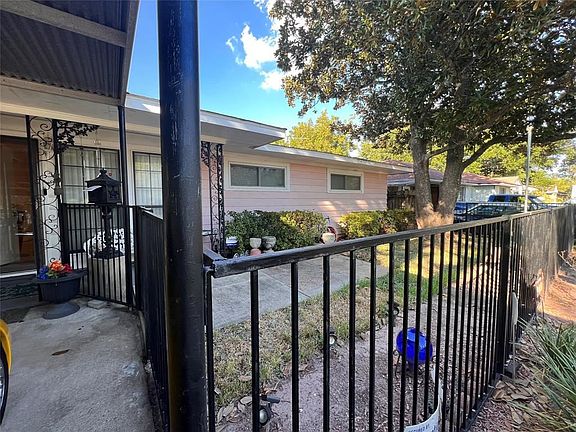 4th image of 8534 Sonneville Dr