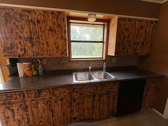 5th image of 915 Hanes Blvd #1