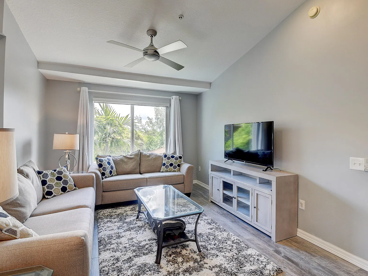 3 bed, 2.0 bath, 1233 sqft, $2,800 — Photo 3